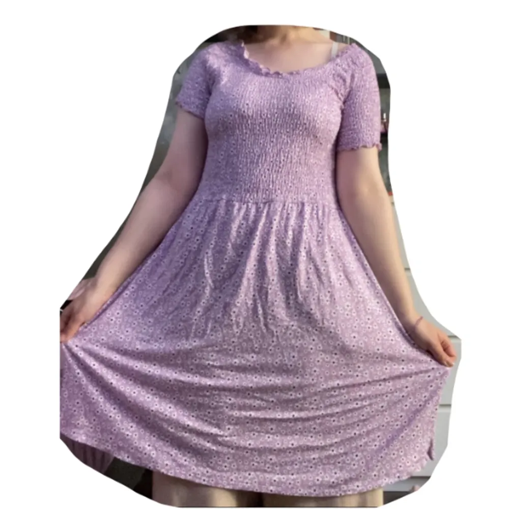En blommig klänning köpt på ullared 2022. Inte använd alls då den inte passade mig så bra. . Klänningar.