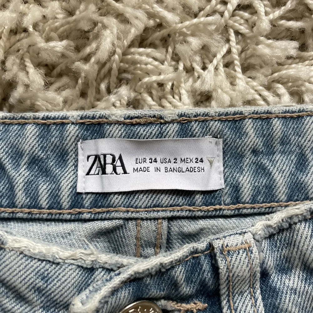 Mycket fina ZARA jeans mkt bra skick! Endast tappat Zara lappen på baksidan!  Storlek EUR 34💗 Mycket fint skick och fin färg . Jeans & Byxor.