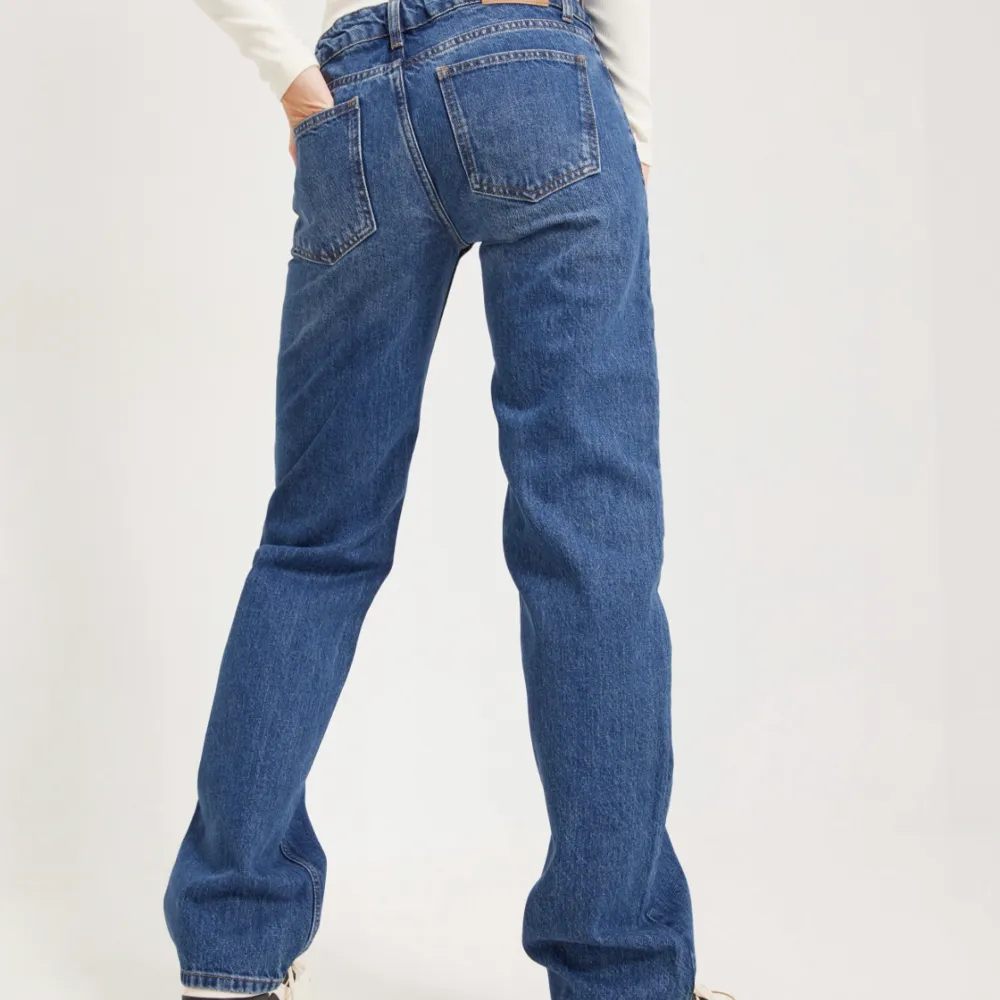 Säljer dessa Weekday Arrow Jeans i strl 26/32 då de ej passar längre och rensar ut garderoben. (lånade bilder). Jeans & Byxor.