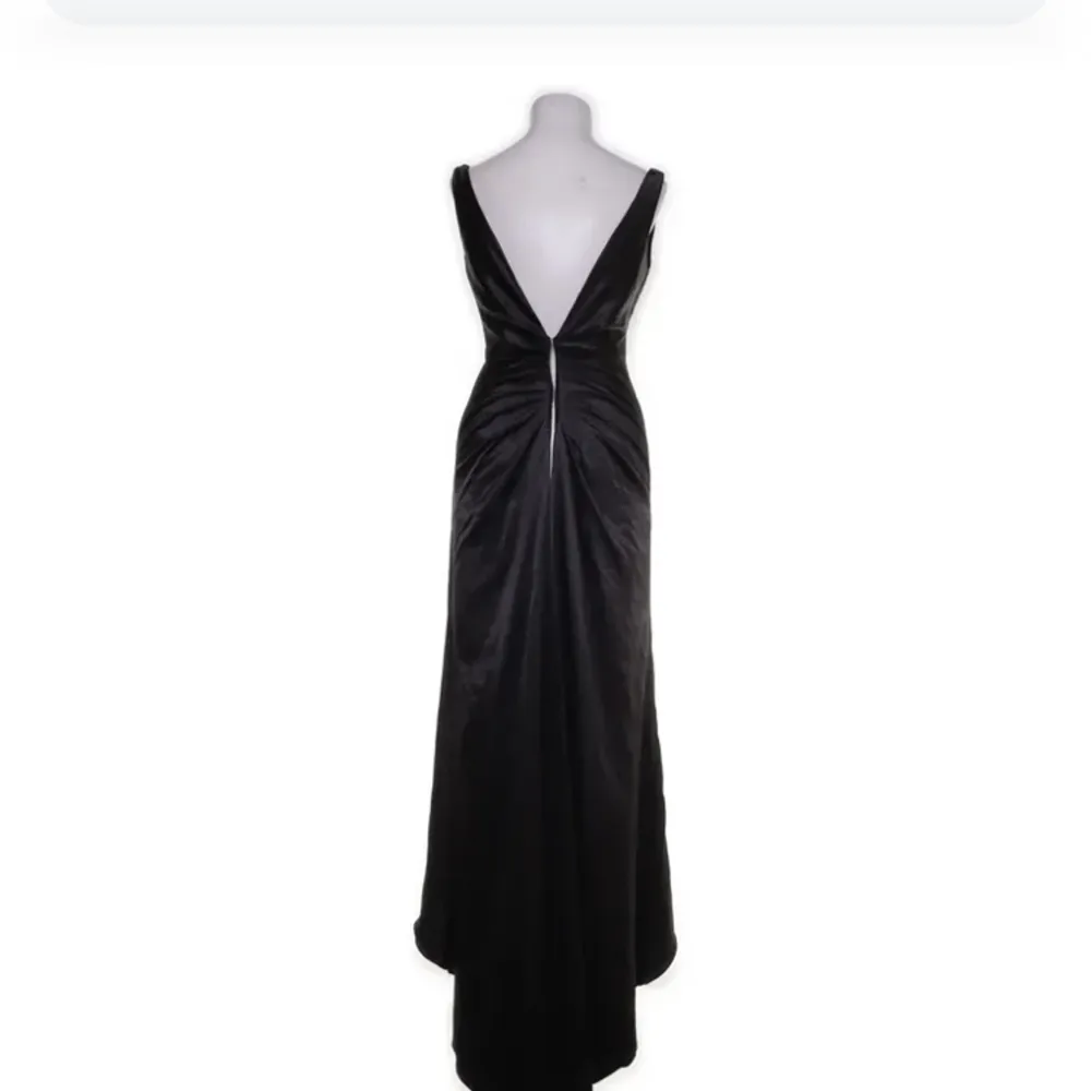 superfin balklänning från Jora Collection. köpt på sellpy. aldrig använd eftersom den inte passar mig särskilt bra. fint och skönt material och bra skick.. Klänningar.