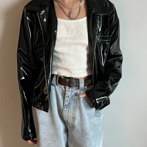 Lackjacka Urban outfitters  - Snygg lackjacka från Urban outfitters i jättebra skick! Köpt för några år sedan men använt sparsamt 🤝 köparen står för frakt!