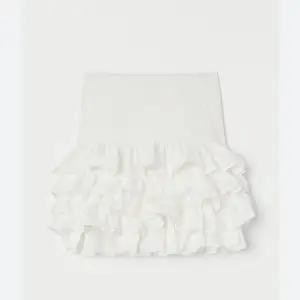 Säljer min vita volang kjol från H&M💕 Jag har aldrig använt den då den var för stor, köpte den på plick!  Skulle säga att den passar M💕 Hör av dig om fler bilder! Priset kan diskuteras vid snabb affär💕LÅNAD BILD!!!