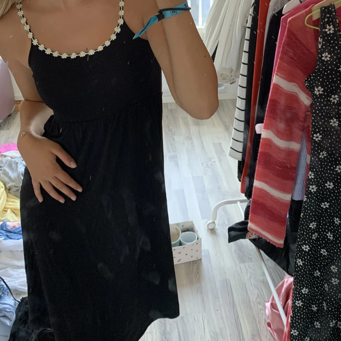 Svart klänning med Blom detalj 