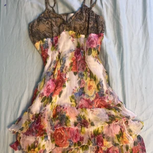 Sommarklänning - Längden är till lite över knäna. Helt ny och aldrig använt. Inga defekter. Skönt material . Köpt för 200kr