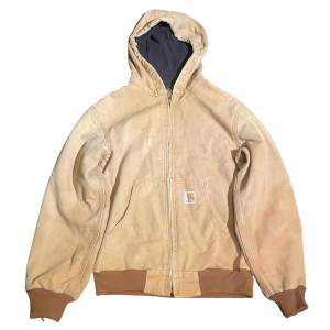 En vintage carhartt workwear jacka i storlek large kids(150-160 cm) Finns fläckar och en lagning men ingenting som störs. Meddela för mer info!!⭐️⭐️