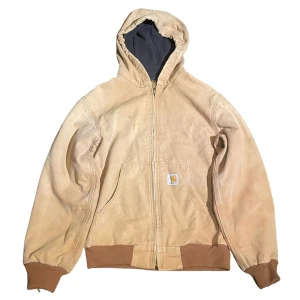 Vintage carhartt jacka - En vintage carhartt workwear jacka i storlek large kids(150-160 cm) Finns fläckar och en lagning men ingenting som störs. Meddela för mer info!!⭐️⭐️