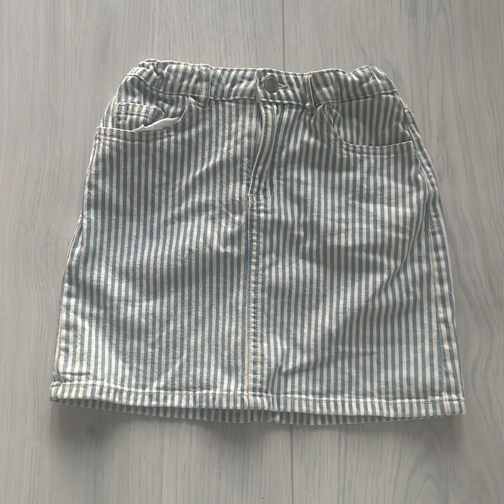 Randig jeanskjol från Cubus barnavdelning med fickor och en liten slits där bak🤗 använd 1-3 gånger . Kjolar.