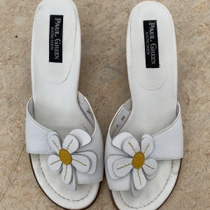 Sandaletter  - Jag säljer dehär jättegulliga sandaler med blommor.Jag har använt de ett par gånger.💗strl:40