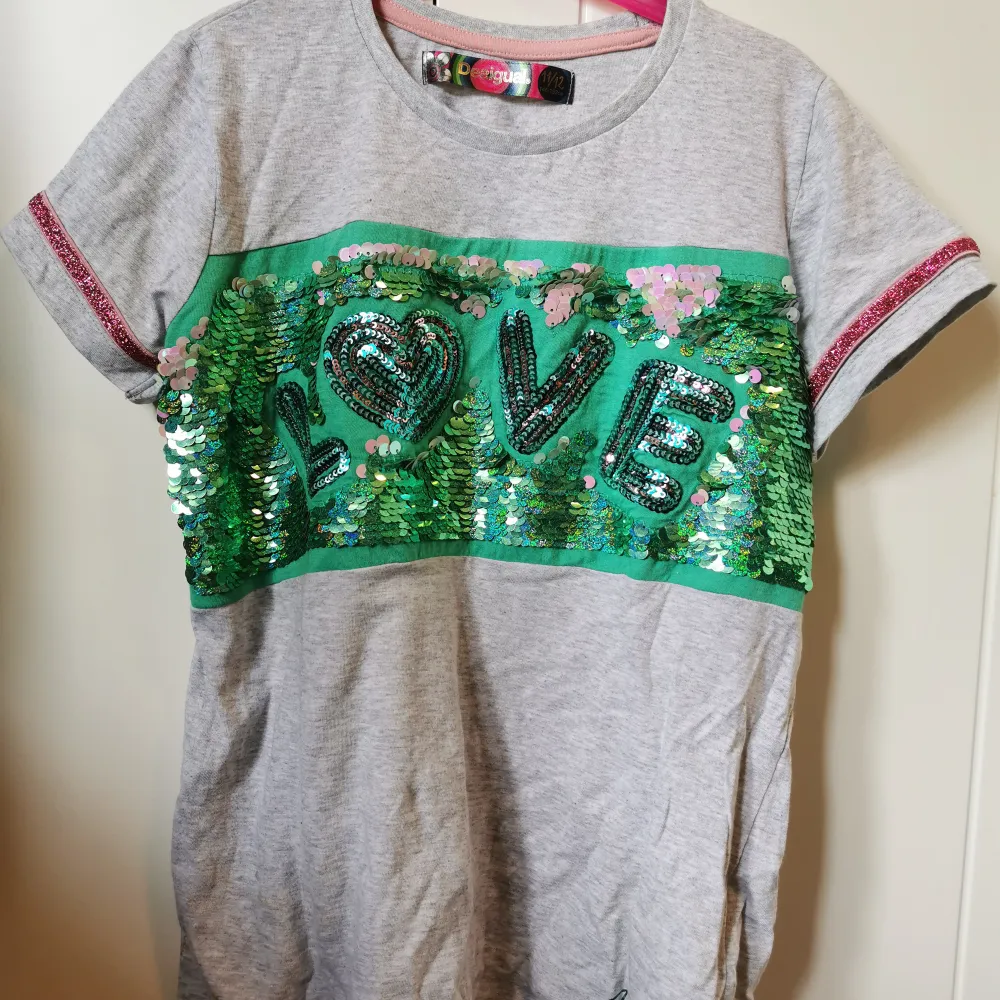 Desigual t-shirt storlek 11-12 år, 146-152 cm. T-shirts.