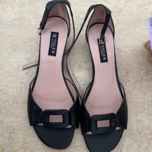 Sandaletter  - Hej,Jag säljer de här jättefina sandaler då de är för små för mig.💕