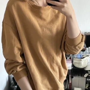 Tröja - Mysig gul tjocktröja i mycket bra skick använd ett fåtal gånger. Storlek M och säljer för 200kr💖💖