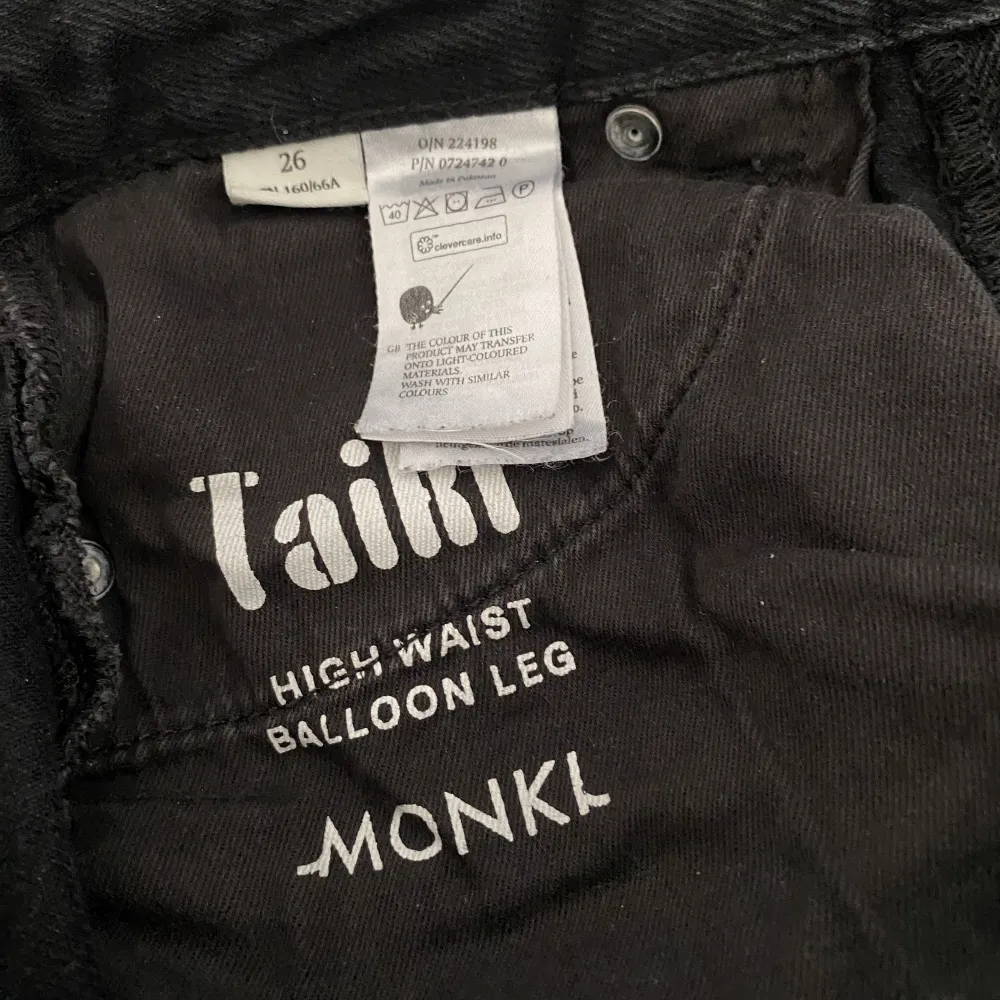 Svarta jeans i rak modell från monki. Modellen kallas Taiki och är högmidjade. Önskar du fler bilder eller har någon fråga är det bara att skriva, pris är diskuterandet 🩷. Jeans & Byxor.