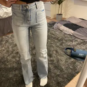 Skit snygga jeans från H&M! Ser så gott som nya ut, använt fåtal gånger. Jag är 162 cm lång och har storlek XS/34💞