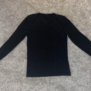 Tröja från zara  - En fin långsemester från zara . Lätt å styla kan visa bildr med den på om de behövs 💞