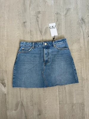 Jeanskjol stl S - Säljer denna blåa jeanskjol köpt från zara. Stl S. Aldrig använd, lapp kvar  