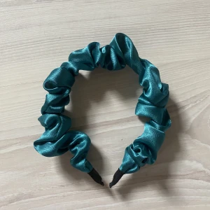 Diadem - Ett snyggt diadem som aldrig har använts. Köpt på lyko. Pris 80kr + frakt. Priset kan diskuteras såklart💚