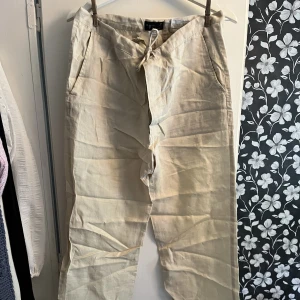 Beigea linnebyxor  - Beiga linnebyxor med raka/vida ben. Köpta på sellpy men aldrig använda sen dess. Jättefina på men inte riktigt min stil.  Storlek M