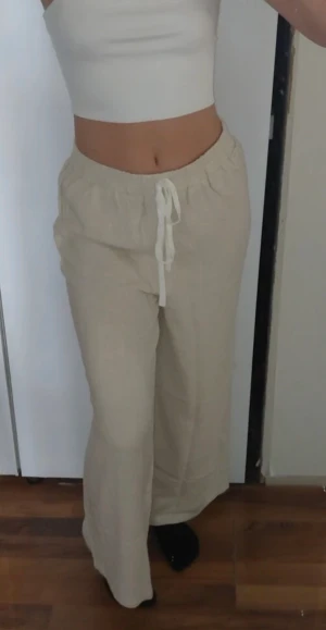 Linnebyxor - Supersnygga linnebyxor. Perfekta för sommaren och så sköna. Aldrig andvände då jag har andra liknade och säljer av den anledningen💞