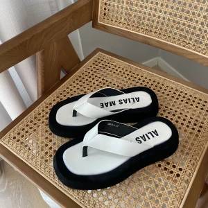 Chunky flipflops - Platå flipflops i storlek 37, men passar även en 38. Platå på ca 4-5cm. I bra skick, förutom att vita sulan inuti är lite missfärgad vilket inte syns när skorna är på.