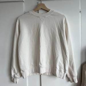 Vit/off-white färgad sweatshirt från h&m. Storlek S