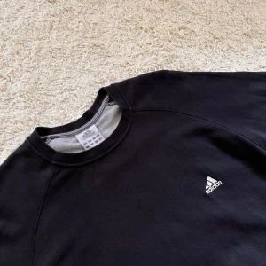 Adidascrewneck - Svart adidaströja i storlek L.