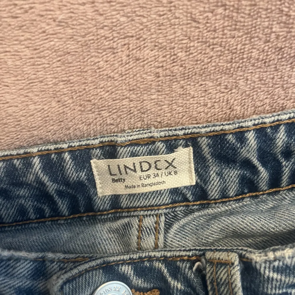 Fina high waist jeans från Lindex. Väldigt bekväma. I modelen Betty. I storlek 34. Jeans & Byxor.