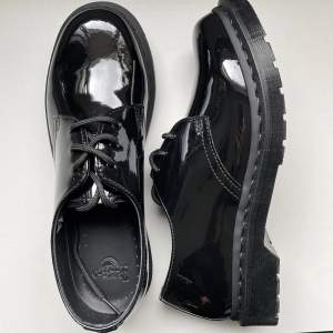 Ett par sprillans nya Dr Martens 1461 Mono Patent (lackskor) i stlk 42 dam sko, original kartong medföljer.   Modellen är slutsåld på Dr Martens hemsida men kostade ca 1800kr.   Endast testade en gång men passade tyvärr inte (se bilder, inga veck!)