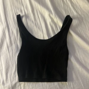 Svart croptop - Bra skick, knappt använd, najs bastopp 