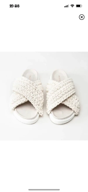 Inuikii tofflor  - Tofflor från inuikii i storlek 36, bara använda under en resa därav lite smutsiga men i mkt fint skick. Nypris: 2300kr, kom med prisförslag 💖💖