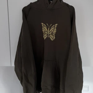 Needles hoodie fw19 - Skön oversized hoodie från Needles vår/vinterkollektion 2019. Bra skick inga synliga flaws   Storlek XL, passar bra för mig 186 cm. Köpt på Hypestein för 3000kr. Tyvärr får den inte nog med kärlek från mig. Pris aldrig hugget i sten