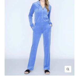 Juicy sett - ❗️ÄR VILLIG ATT SÄNKA PRISET❗️Säljer mitt ursnygga juicysett i färgen ”regatta” då dom tyvärr inte kommer till användning. Settet är flitigt använt men i bra skick👌 Kom privat för fler bilder💕