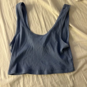 blå croptop - blå croptop som knappt är använd, bra skick Kolla första bilden för passform