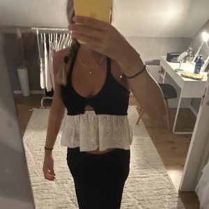 Zara topp - Jättefint linne från zara som tyvärr aldrig kommer till användning. Nyskick och i väldigt bra skick💕