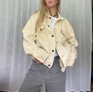 Levi’s jacka  - Unik Levi’s jacka i fint skick. Använd fåtal gånger. Passar xs-m beroende på önskad passform.   Jag är vanligtvis storlek xs-s och är 164cm lång. Skriv gärna vid fundering💌