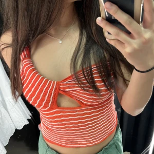 Zara topp - Hej! Säljer denna fina topp från zara då den tyvärr inte kommer till användning. Skriv vid funderingar🤍