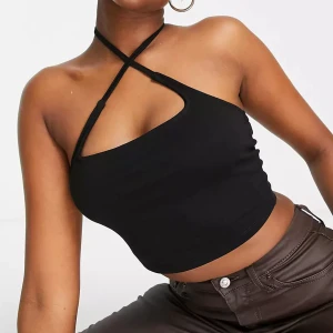 Sommar topp - En svart croppad topp från ASOS. Helt ny med prislapp kvar, ser ut precis som på bilden. Säljer pga att modelen inte passar mig. Stl 36 🌴