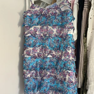 Zara volangklänning - HAR INGA BILDER PÅ! Så fin volangklänning från zara. Strl S, normal zara storlek skulle jag säga! Lite vitt syns baktill pga inte struken men som sagt det fixas lätt till. Lite lösa trådar vid dragkedjan men märks ej. 220kr + 60kr frakt / köp via köp nu!!