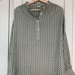 Blus från Arket - Blus i oanvänt skick! Strl L