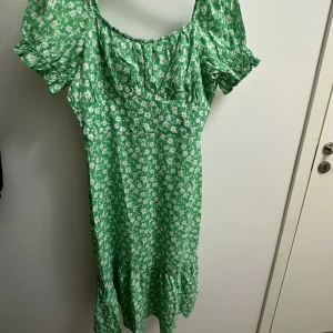 Grön klänning  - Super fin och ny sommarklänning, midi och köpt från Asos 