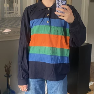 Långärmad tröja - Snygg långärmad tröja med krage och randigt mönster framtill. Storleken står XXL men passar mig som i vanliga fall är S/M. 