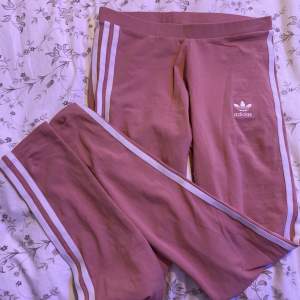 Jätte söta rosa addidas leggings säljes. Knappt använda. 