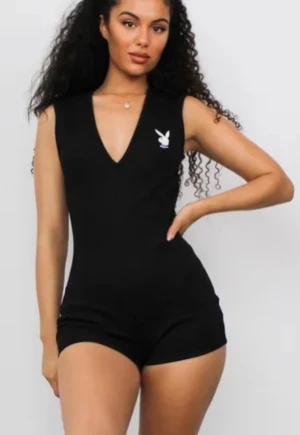 Playboy x Missguided Plunge Jumpsuit  - Helt nytt plagg från collektionen playboy x missguided som inte säljs längre! Aldrig använd och lappen sitter kvar. Storleken är i 36 ( men passar mig som är xs). Kontakta om ni vill ha fler bilder och om ni är intresserade:)