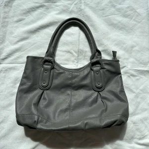 Väska - Medelstor grå väska, begagnat skick-se sista bild
