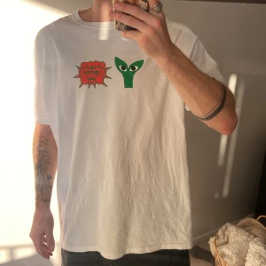 Vit tröja med tryck - Bra skick, knappt använd.