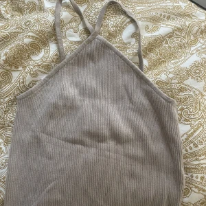 Beige topp  - Säljer min beige topp