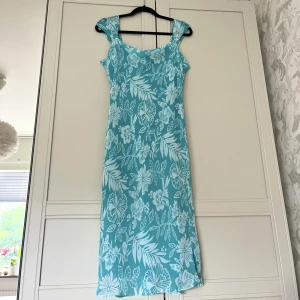 Sommarklänning  - Väldigt fin klänning från Esprit i blommigt mönster. Dubbelt tyg och knytning i ryggen. Den är köpt second hand men är i mycket fint skick!🌺🌿