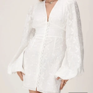 Adoore klänning  - Oanvänd, hann inte lämna tillbaka. Storlek 42 och passar mig med M. Slutsåld. Florens modellen