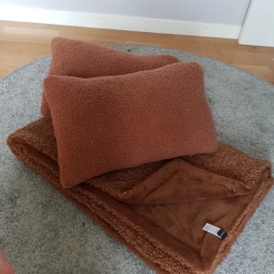 Filt och kuddar från Hemtex - Mysiga kuddar och mysig filt👍🏻kontakta vid intresse och pris diskuteras ❤️ 