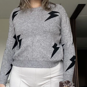 Stickad tröja - Stickad tröja från SHEIN i strl s. Väldigt skön och sitter snyggt. Gåva medföljer vid köp!