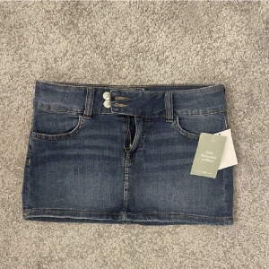 Low Waist mini Jeanskjol - Populär mini jeanskjol som är slutsåld, har tre stycken som jag säljer, 2 i storlek 36 och en i 34 (obs lånade bilder)